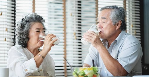 Loãng xương ở người cao tuổi: cần lưu ý điều gì? Người cao tuổi nên bổ sung nhiều thực phẩm giàu canxi và vitamin D