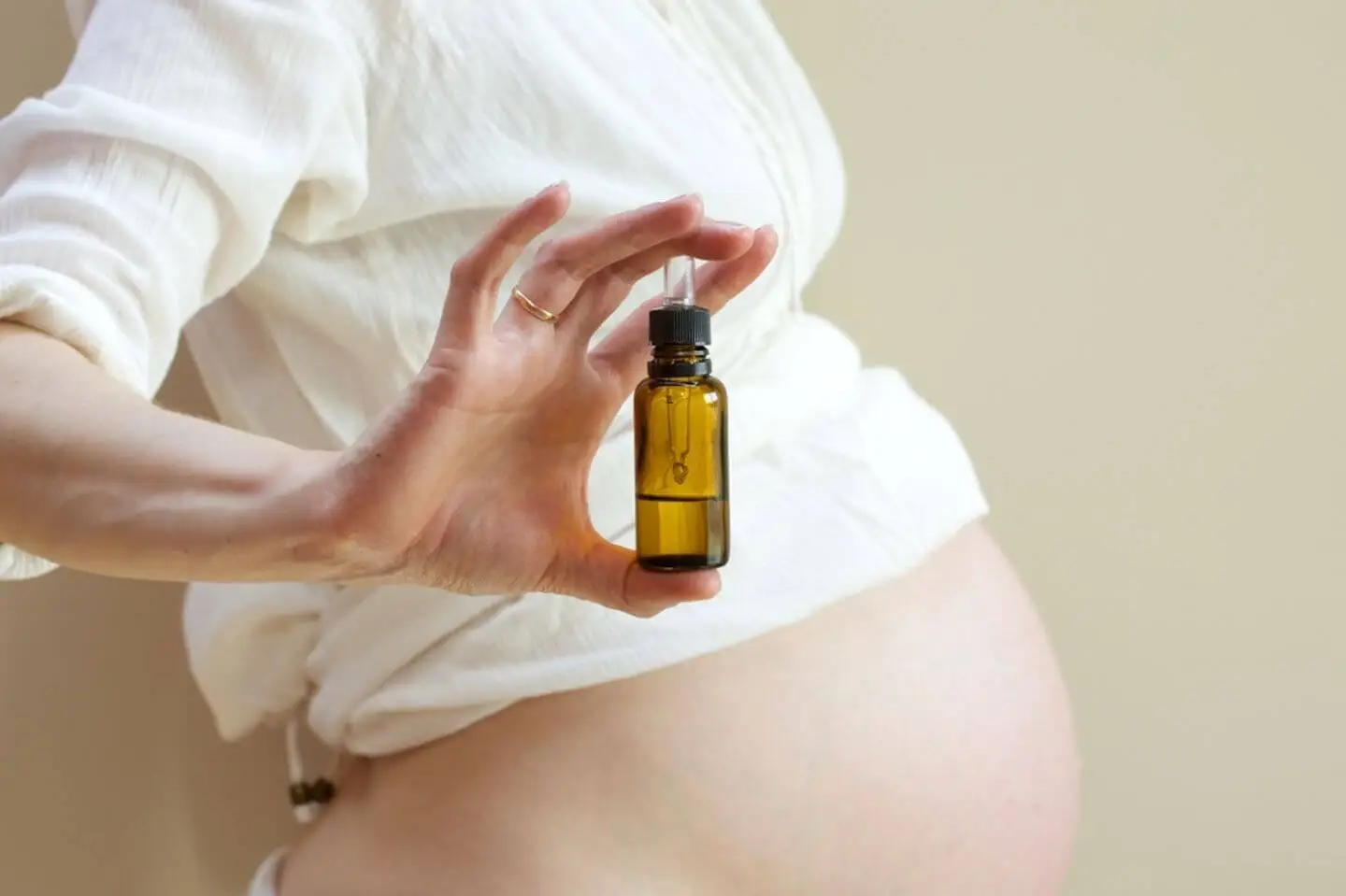 Tinh dầu thiên nhiên: lợi ích, phân loại và lưu ý khi sử dụng Phụ nữ có thai cần xin tư vấn bác sĩ trước khi sử dụng tinh dầu thiên nhiên