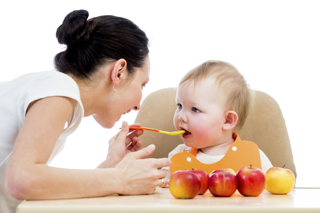 Trẻ biếng ăn kéo dài – mẹ phải làm sao? Bổ sung vitamin cho trẻ bằng các loại rau xanh, hoa quả