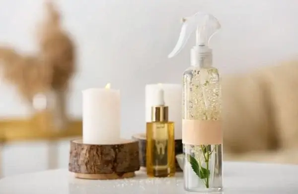 Tinh dầu thiên nhiên: lợi ích, phân loại và lưu ý khi sử dụng Tinh dầu thiên nhiên giúp khử mùi ẩm mốc căn phòng