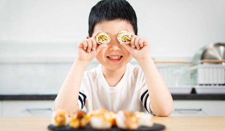 Trẻ biếng ăn kéo dài – mẹ phải làm sao? Không nên cho trẻ biếng ăn ăn vặt trước bữa chính