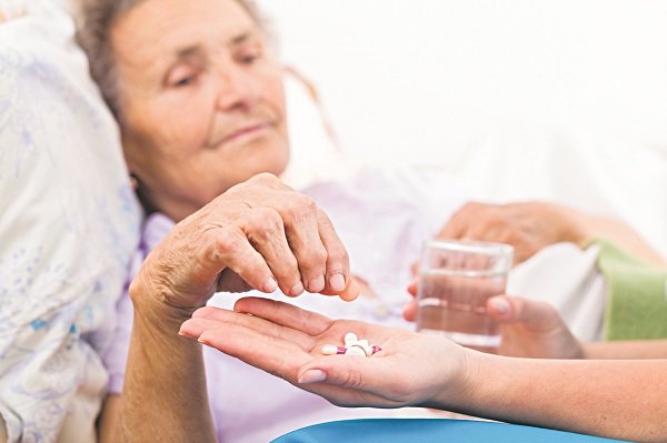 5 cách trị mất ngủ cho người già tại nhà không dùng thuốc Bác sĩ có thể chỉ định cho người lớn tuổi dùng thuốc để điều trị mất ngủ