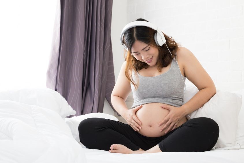 Nên cho thai nhi nghe nhạc khi mẹ chuẩn bị ngủ hoặc đang thư giãn