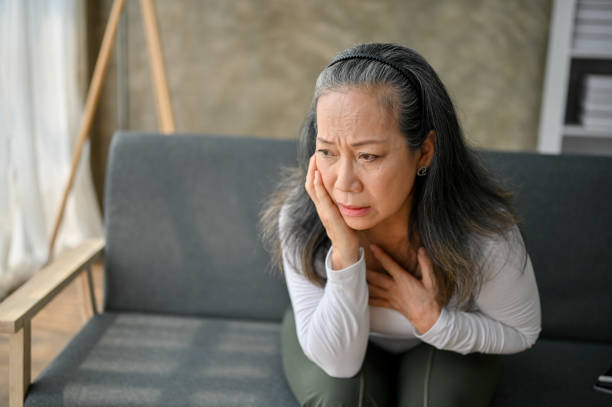 Căng thẳng và lo âu cũng là nguyên nhân gây ra chóng mặt ở người cao tuổi