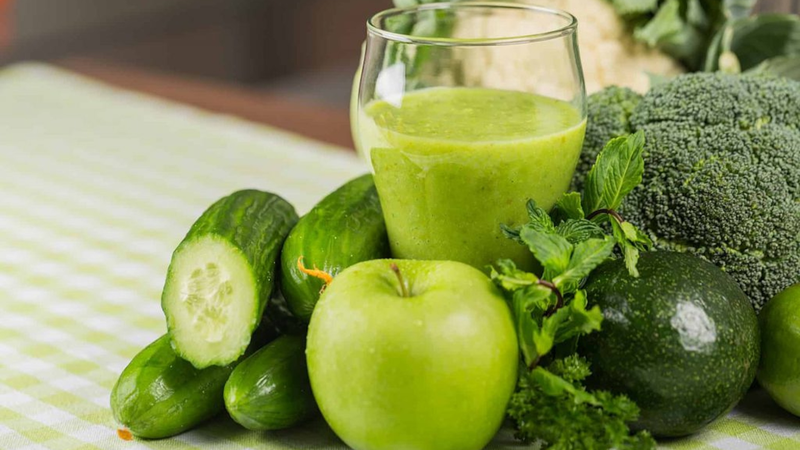 Uống gì để mát gan hết mụn? Nước ép rau xanh cung cấp vitamin, khoáng chất có lợi giúp mát gan