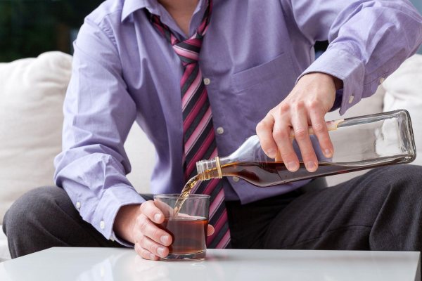 6 nguyên nhân gây tê chân và cách điều trị hiệu quả Uống nhiều rượu bia gây ảnh hưởng tê chân
