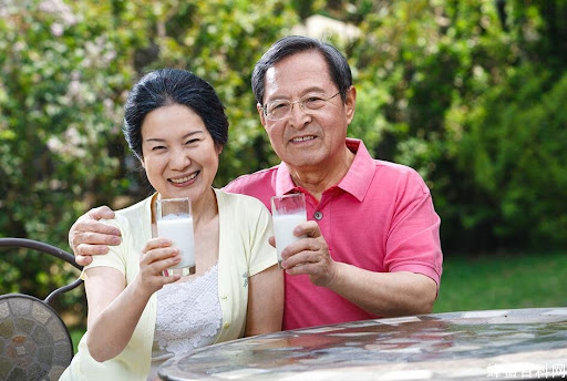 Gợi ý 9 thực phẩm tốt cho người già Uống sữa tốt cho sức khỏe hệ xương của người già