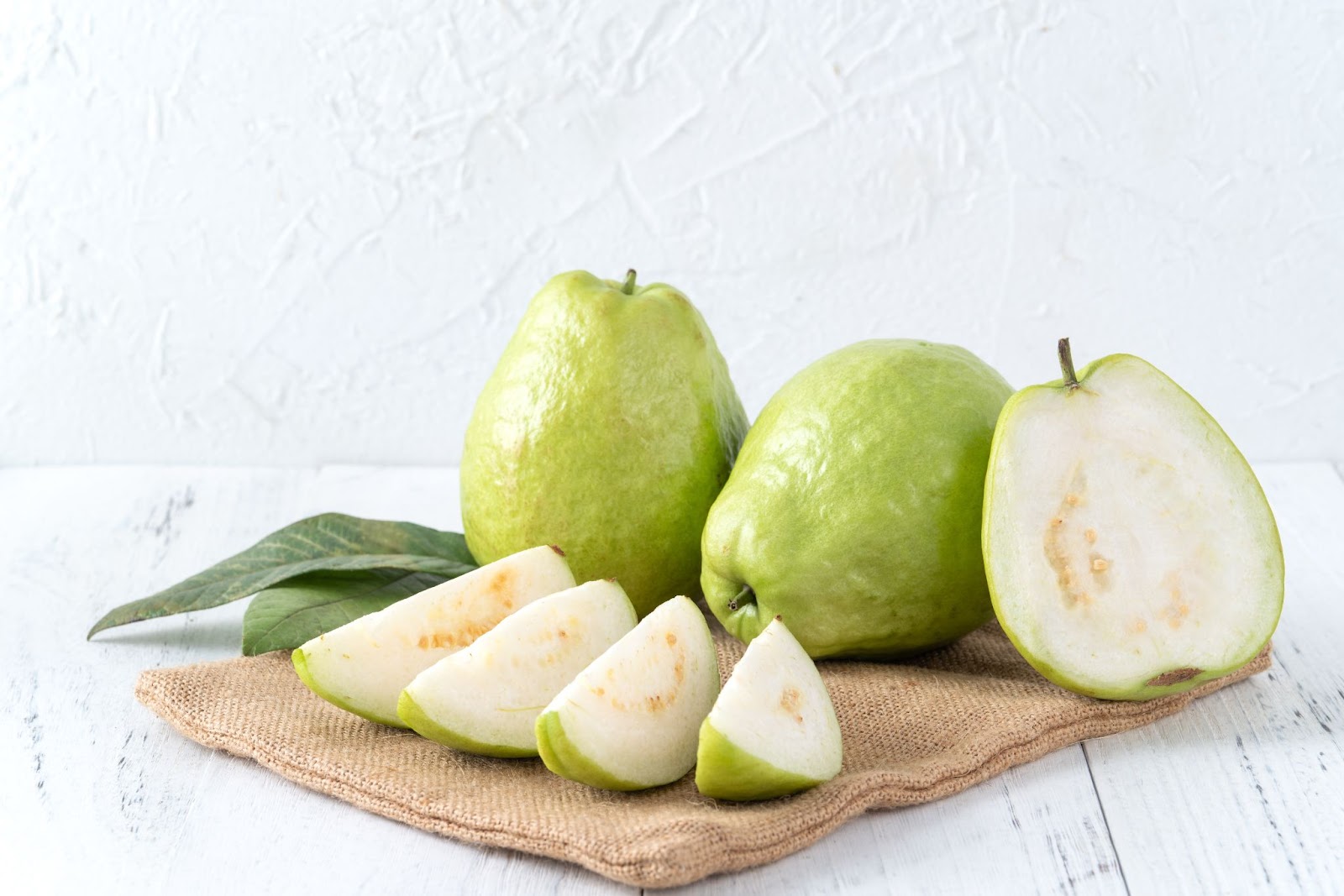 Uống nước lá ổi có tác dụng gì? Hàm lượng chất xơ trong ổi cũng có thể giúp ngăn ngừa táo bón