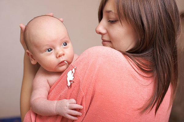 Trẻ nhỏ, trẻ sơ sinh bị ọc sữa phải làm sao? Nên xem xét chế độ ăn của mẹ cho con bú