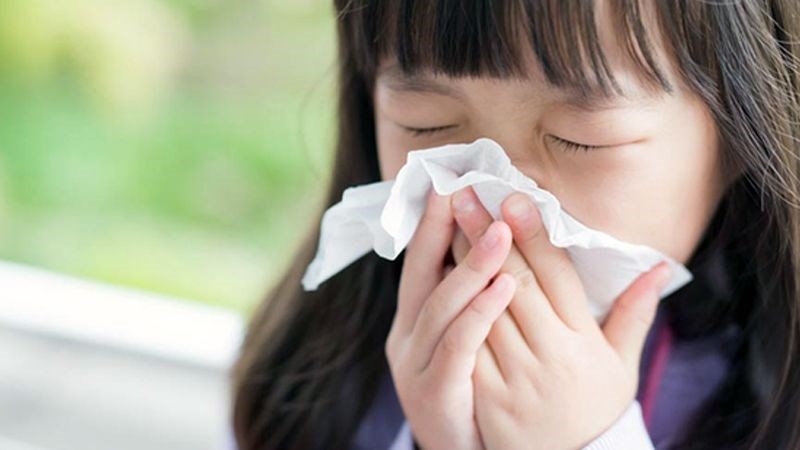 Trẻ nghẹt mũi phải làm sao? 5 cách trị nghẹt mũi cho bé hiệu quả Khi trẻ bị nghẹt mũi nên tránh xa những nơi có khói bụi hoặc khói thuốc lá