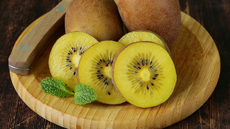 Lượng vitamin C được kiến nghị bổ sung hàng ngày 75mg hay 125mg qua kiwi