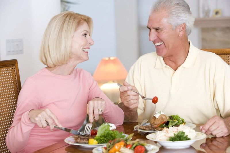 Vì sao người lớn tuổi cần bữa ăn nhẹ hợp lý?