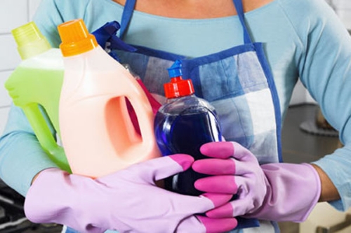 Xước Măng Rô: 5 Nguyên Nhân, Cách Phòng Ngừa và Cải Thiện Sử dụng găng tay khi tiếp xúc với hóa chất và ưu tiên các sản phẩm tẩy rửa dịu nhẹ, có nguồn gốc thiên nhiên