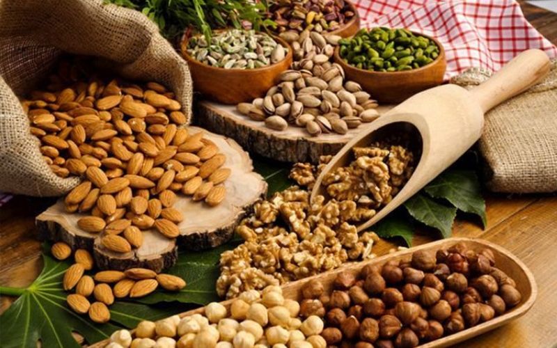 Các loại hạt giàu năng lượng, người lớn tuổi chỉ nên dùng một lượng nhỏ (khoảng 1–2 muỗng cà phê) mỗi lần ăn.
