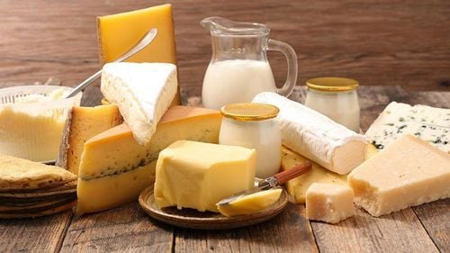 Sữa tươi, sữa chua không đường hay phô mai ít béo là những lựa chọn tuyệt vời cho bữa ăn nhẹ