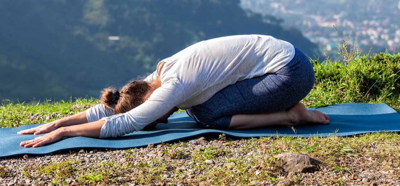 Người cao tuổi có nên tập yoga? 5 lợi ích bất ngờ và bài tập phù hợp Tư thế em bé (Balasana) yoga cho người cao tuổi