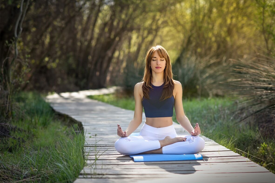 Người cao tuổi có nên tập yoga? 5 lợi ích bất ngờ và bài tập phù hợp Tư thế ngồi thiền (Sukhasana) yoga cho người cao tuổi